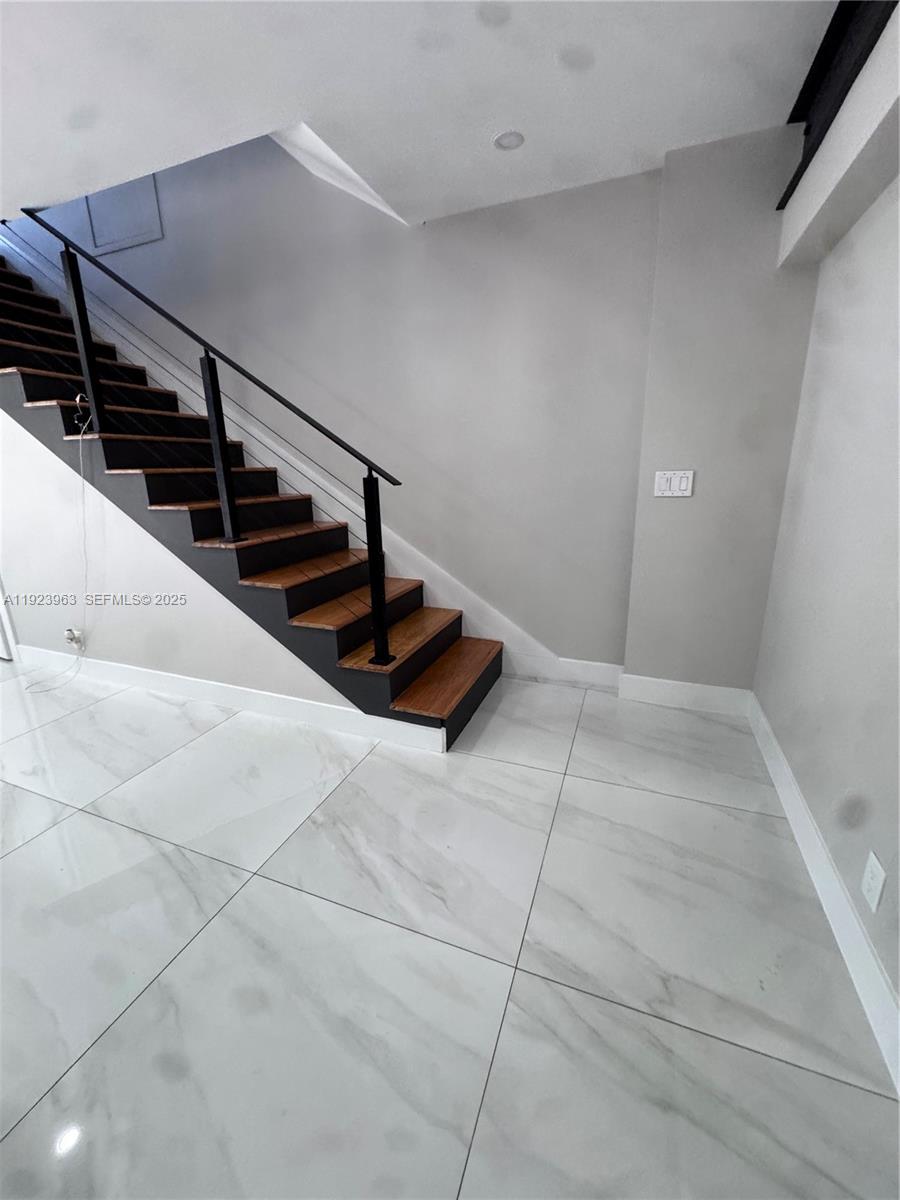 HOLLYWOOD HILLS - Residential Lease