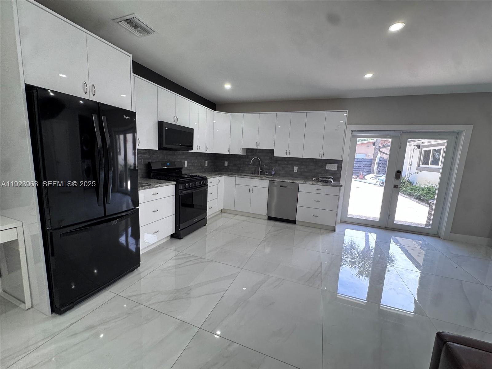 HOLLYWOOD HILLS - Residential Lease