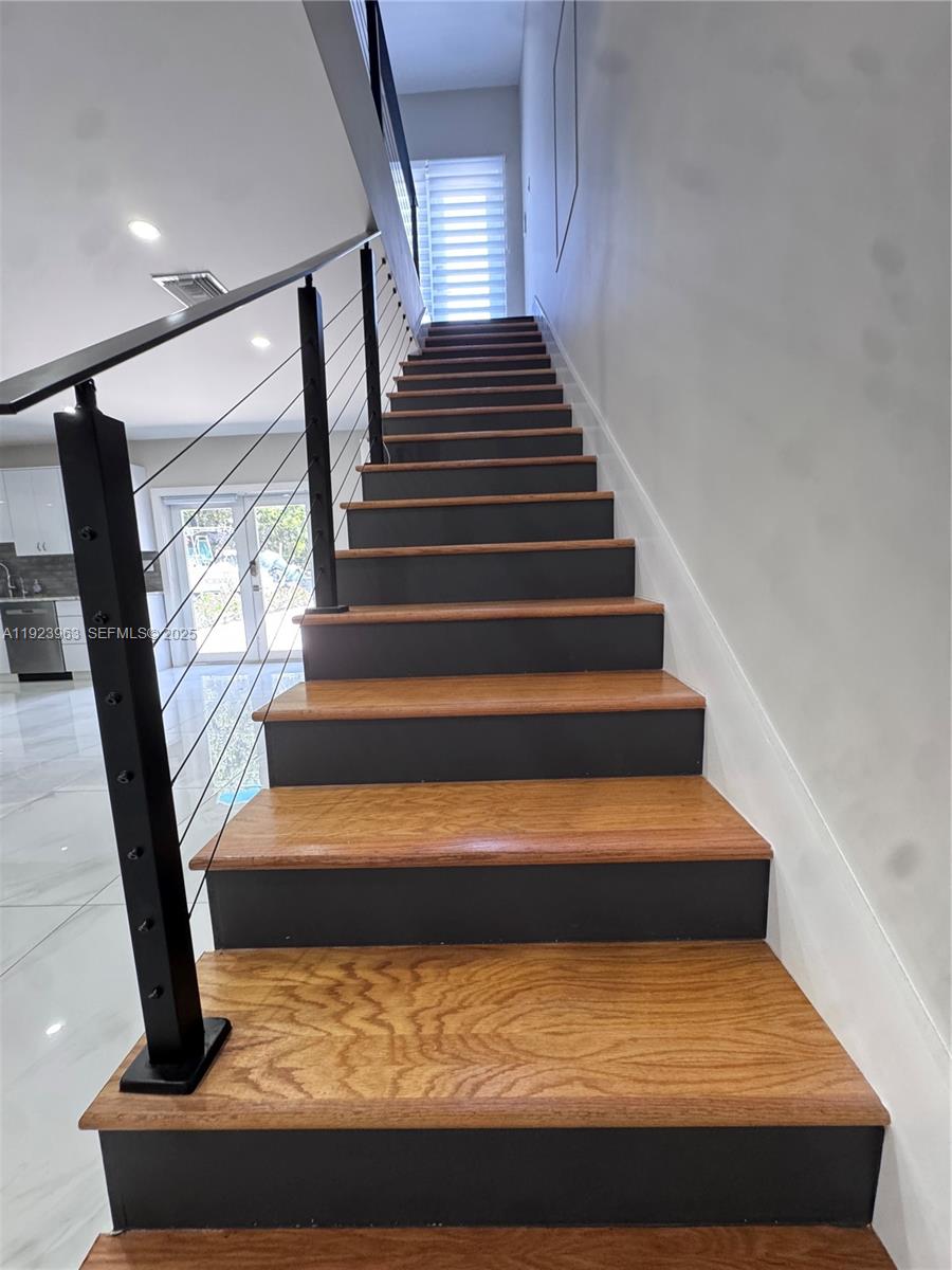 HOLLYWOOD HILLS - Residential Lease