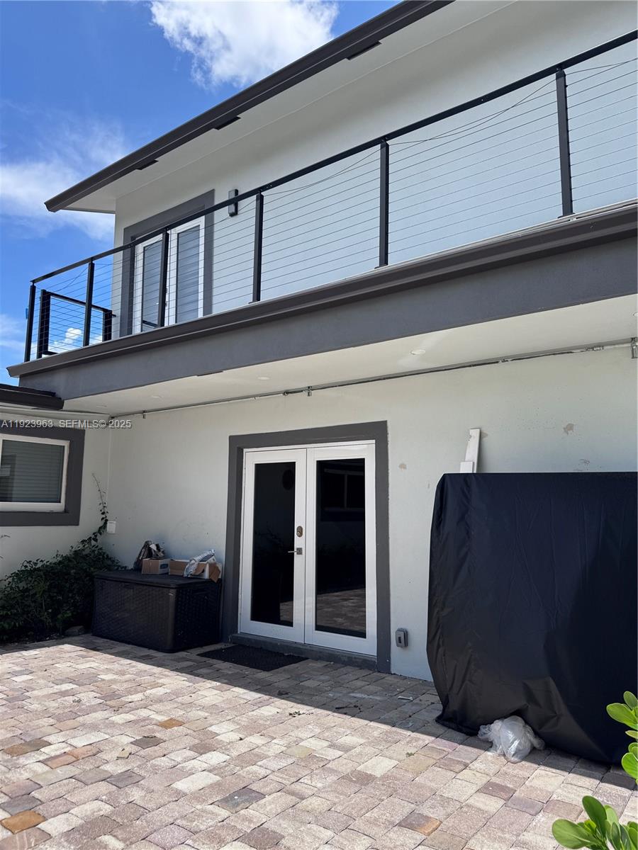 HOLLYWOOD HILLS - Residential Lease