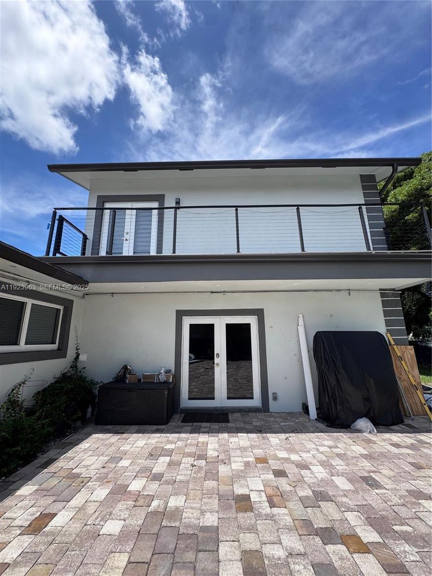 THE RENT INCLUDES ELECTRICITY AND WATER. THIS UNIT IS NEXT TO THE MAIN HOUSE. IT HAS COMPLETELY RENOVATED THE ENTIRE HOUSE. YOU WILL HAVE TOTAL PRIVACY WITH 2 BEDROOMS ON THE SECOND FLOOR AND 1 FULL BATHROOM. THE UNIT HAS ITS SPLIT SYSTEM FOR COOLING YOUR AREA. IT HAS A DRIVEWAY FOR 2 CARS.