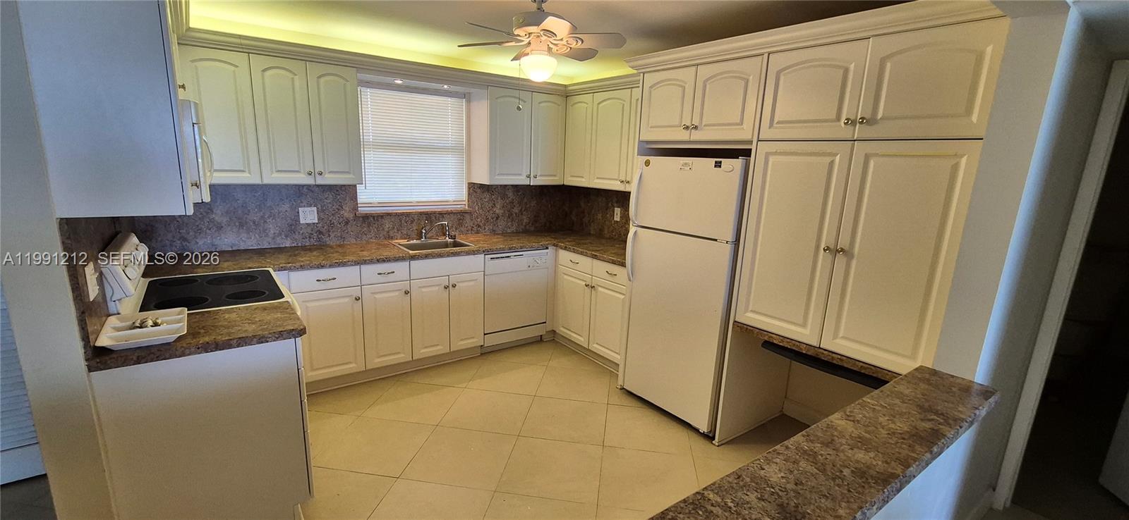 1051 Hillsboro Mile 507E