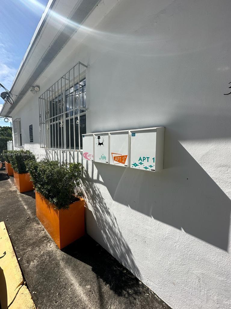 Large 1 bedroom outside of Wynwood Arts District and Midtown Miami!
Classic Miami Styled 1 bedroom home available NOW!