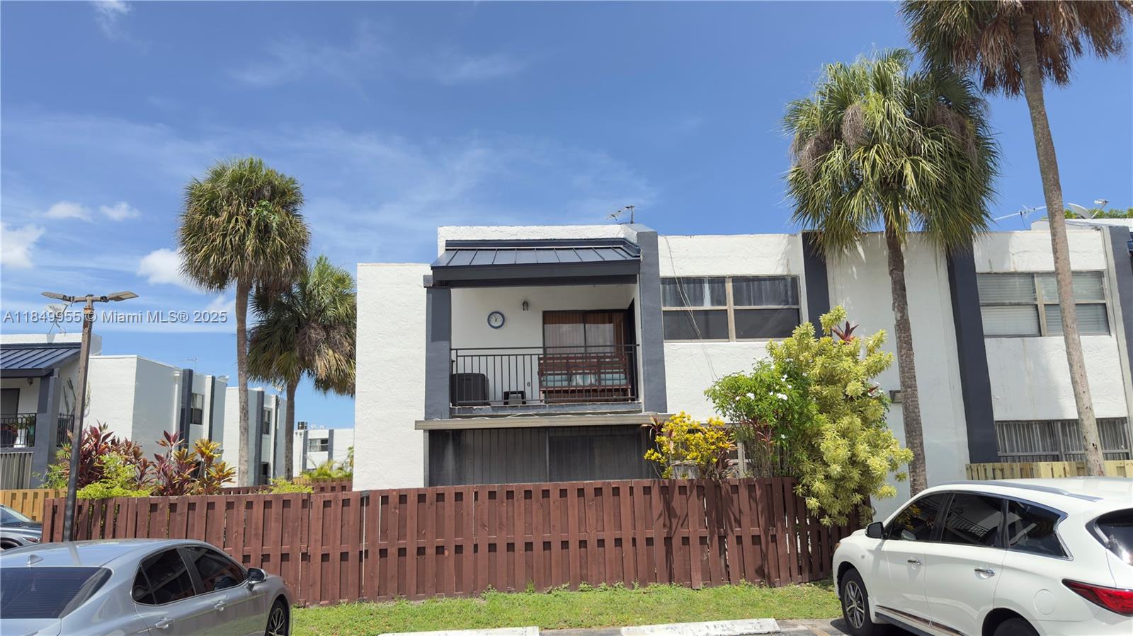 For investors seeking a growth opportunity. This property offers great potential for appreciation through a strategic remodel. Cash only | As-Is Sale. Ideal for investment, sold below market price, immediate equity. Ideal for Fix & Flip or rental. Excellent location in the heart of Fontainebleau, with quick access to SR-836, the Turnpike, and Palmetto.
Minutes from Dolphin Mall, Miami International Mall, close to FIU, and schools like Sweetwater Elementary and Ruben Dario Middle School. Quiet and well-managed community with pool, tennis court, playground, and affordable HOA, one parking space, spectacular, spacious, and comfortable terrace. Space for a washer and dryer.Perfect for living or investing, in high demand due to its excellent location and connectivity.