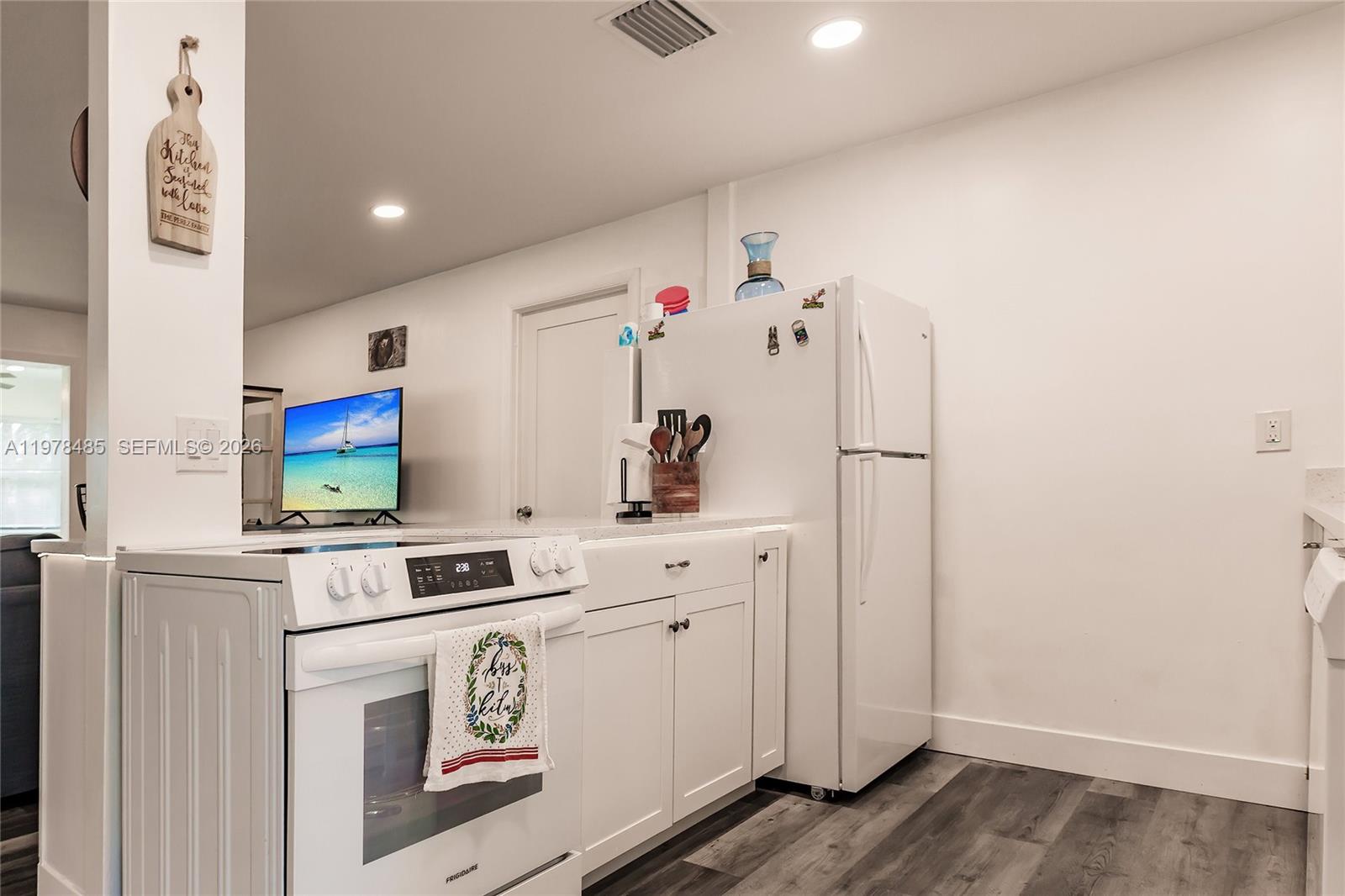 SANIBEL LAKE ESTATES - Residential