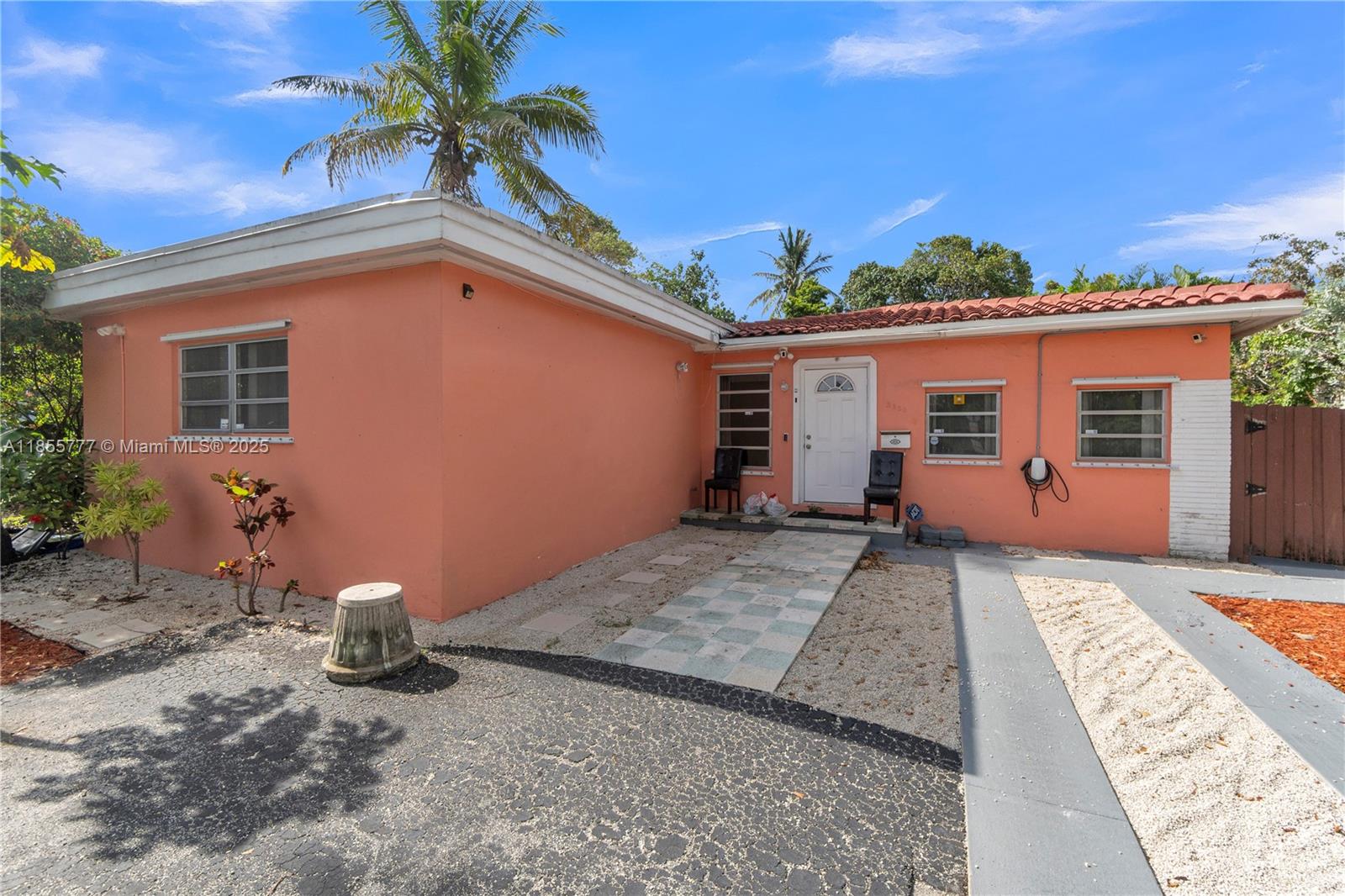 Ideally located across from the city park and a highly sought-after school, this spacious home offers the perfect blend of comfort and convenience. Featuring a generous floor plan and an expansive yard, there’s plenty of room for work, play, and entertaining—whether you need a home office, a kids’ playroom, or a game/media space. Enjoy quick access to major highways, shopping centers, and the beach. A must-see property in a prime location!