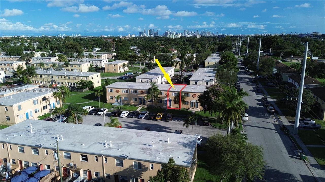 Beautifull townhouse in the heart of Miami.
2 bedrooms, updated, close to everything.
Great for investors.