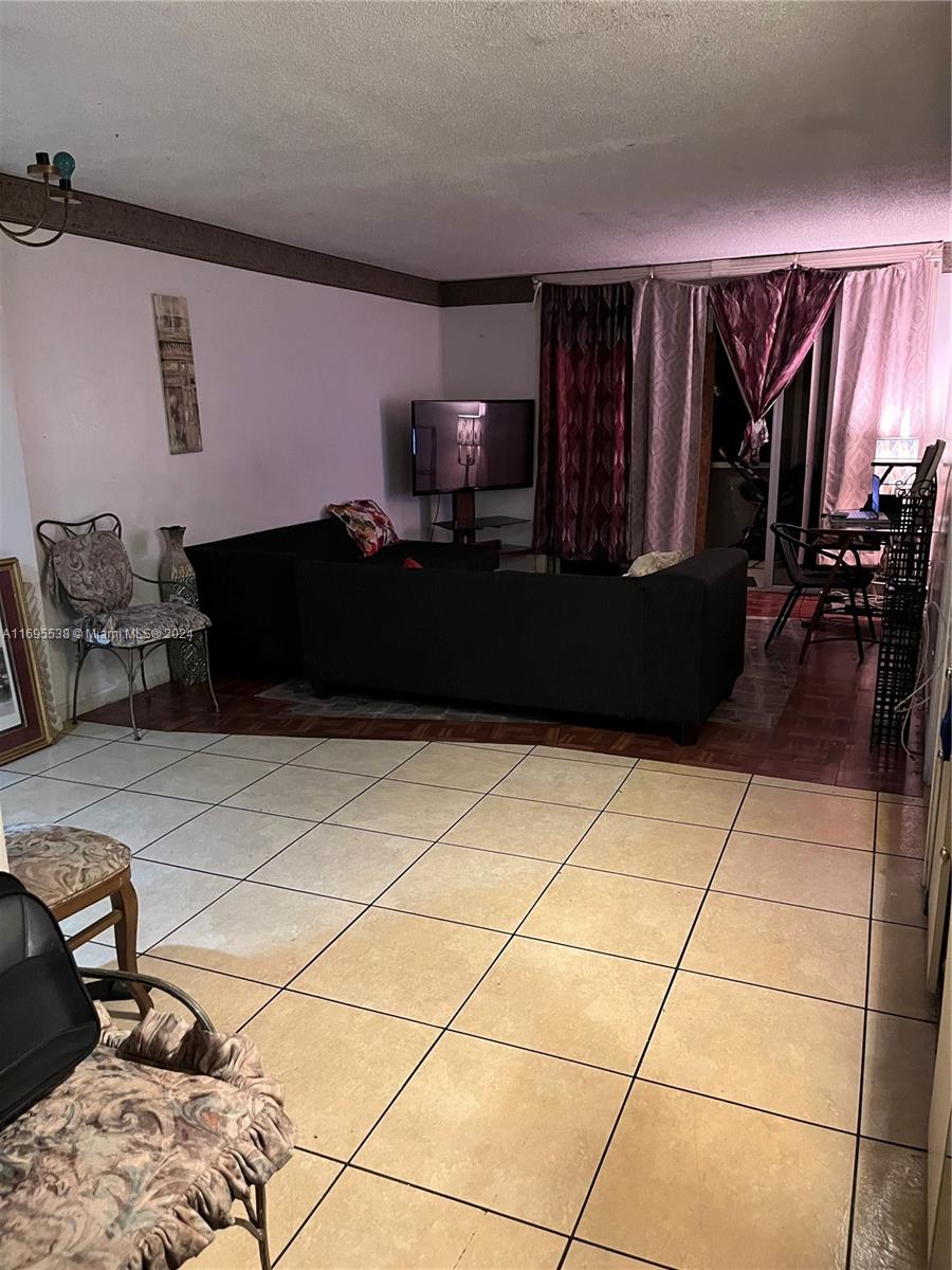 3301 NW 47th Ter 113, Lauderdale Lakes, FL, 33319/$179,000 4 3301 NW 47th Ter 113