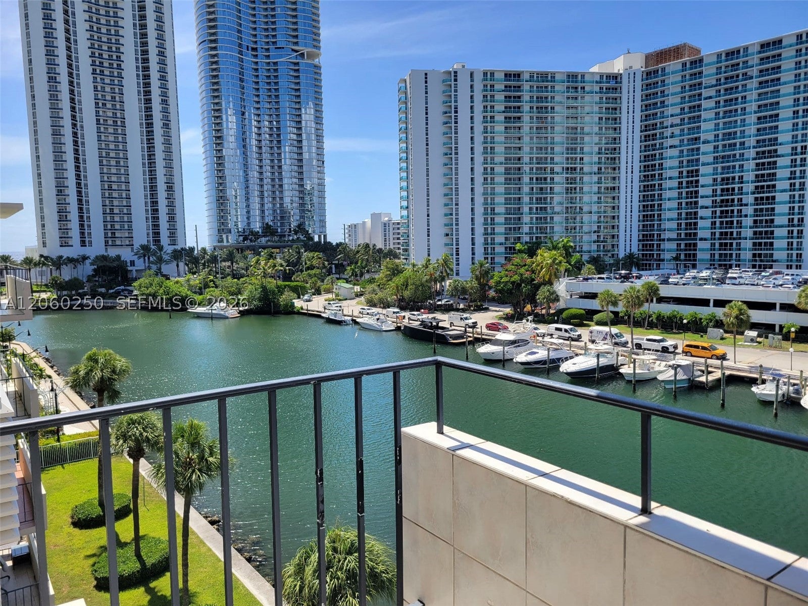220 Kings Point Dr 606