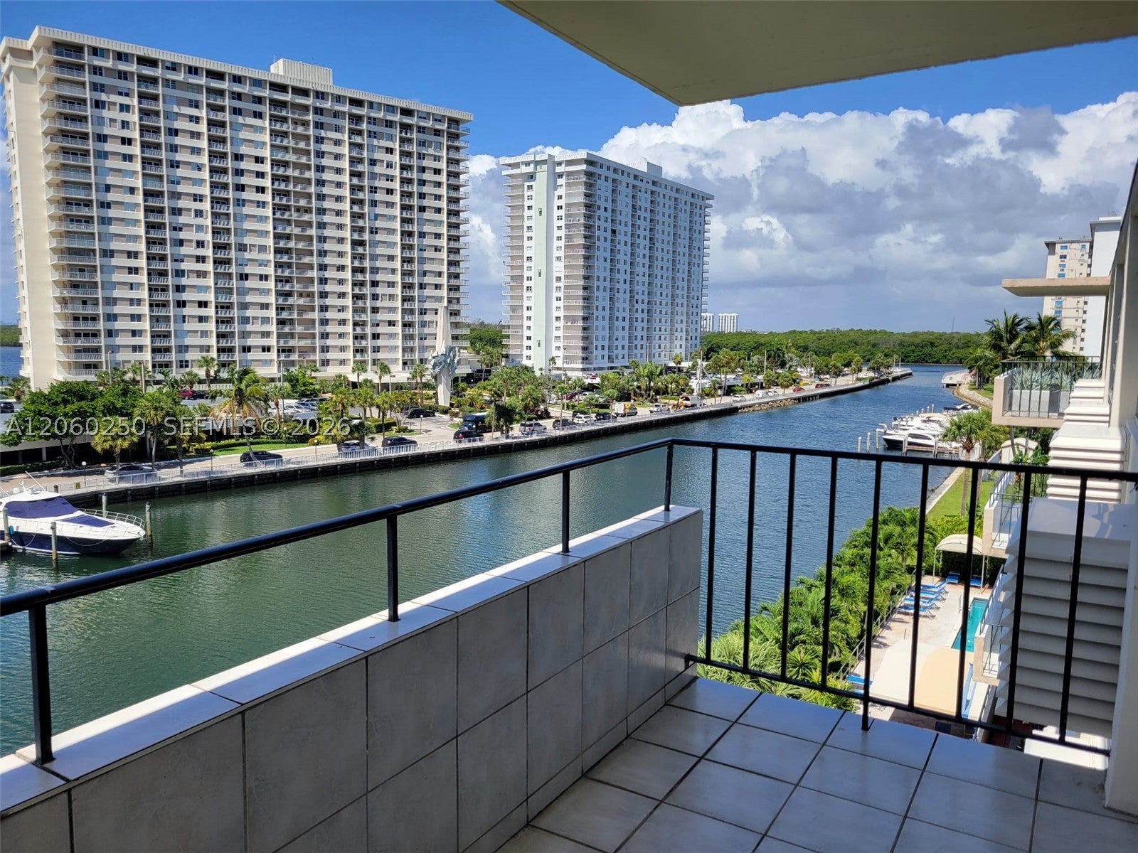 220 Kings Point Dr 606