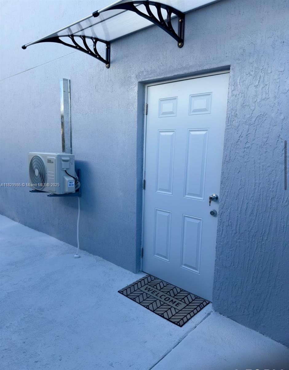 Efficiency for rent, 1 bedrooms, 1 bathroom and Kitchen, offering a comfortable living space and Location. Water, electricity, and internet are included. No access to the backyard. There is no washer and dryer in the unit, no pets are allowed, and no association approval is required.