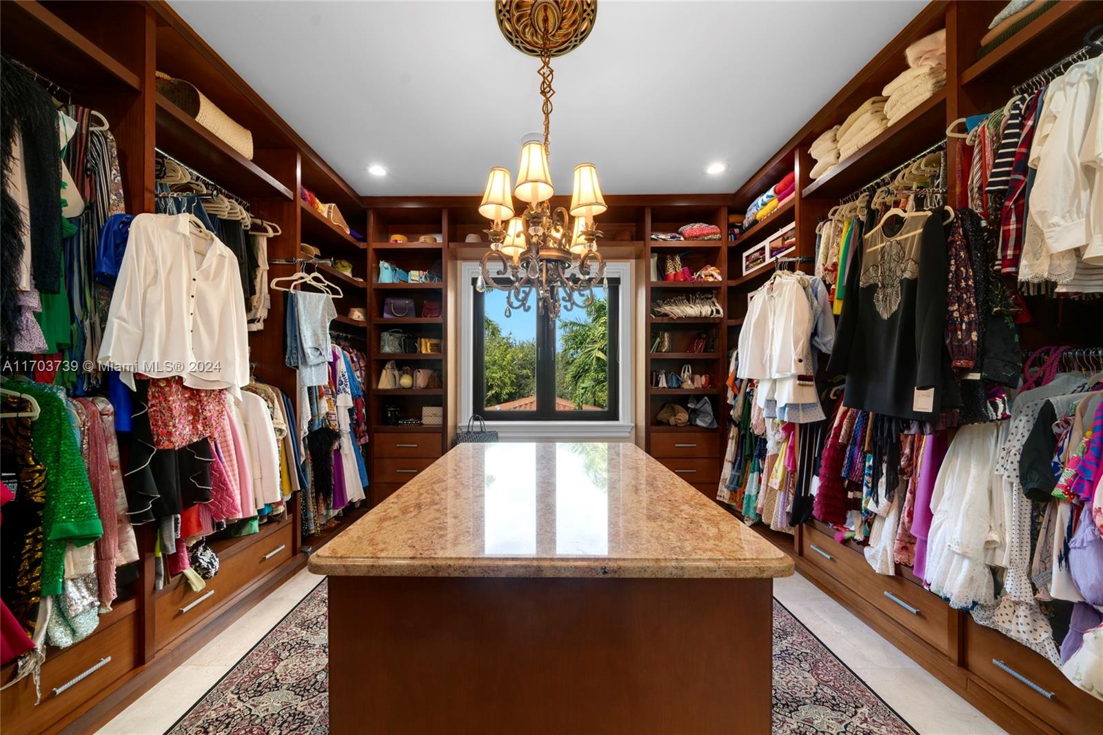 TOWN & RANCH ESTS - Residential