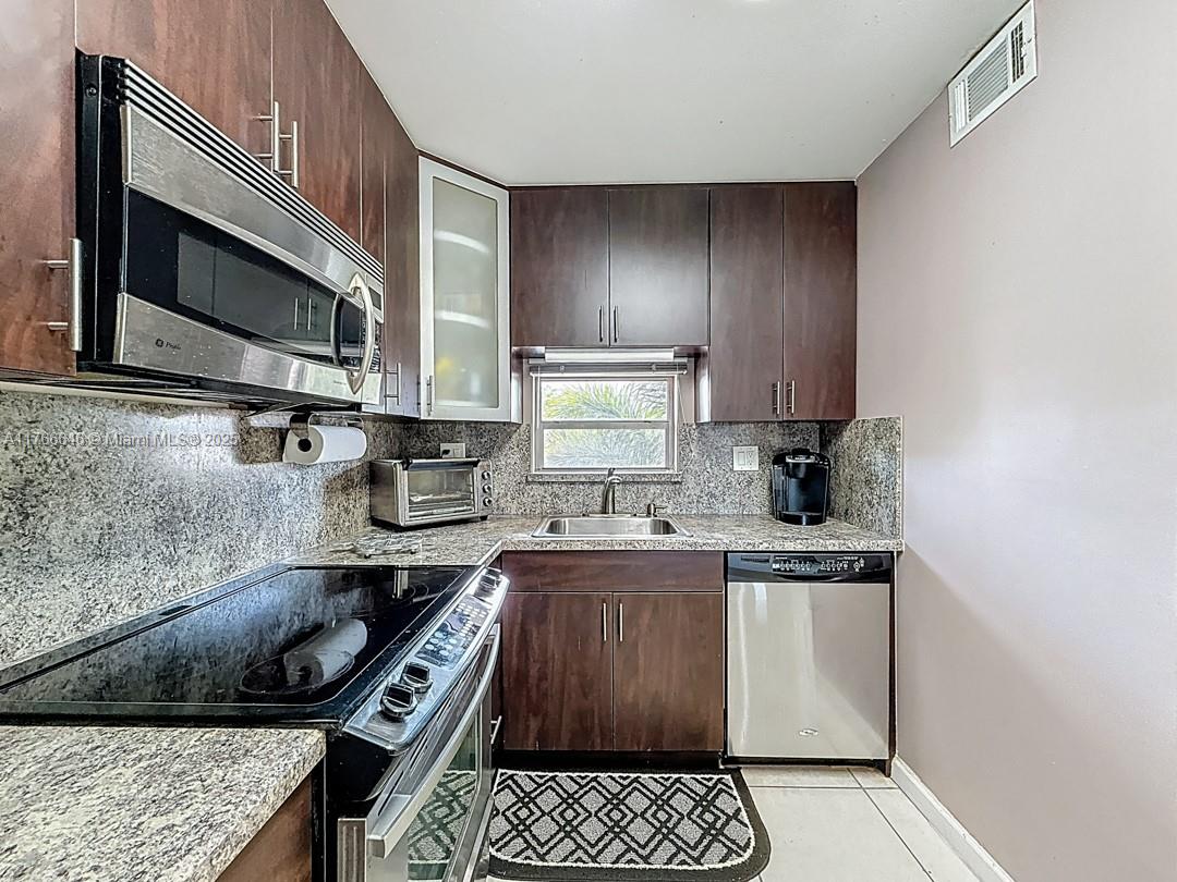 HOLLYBROOK GOLF AND - Residential