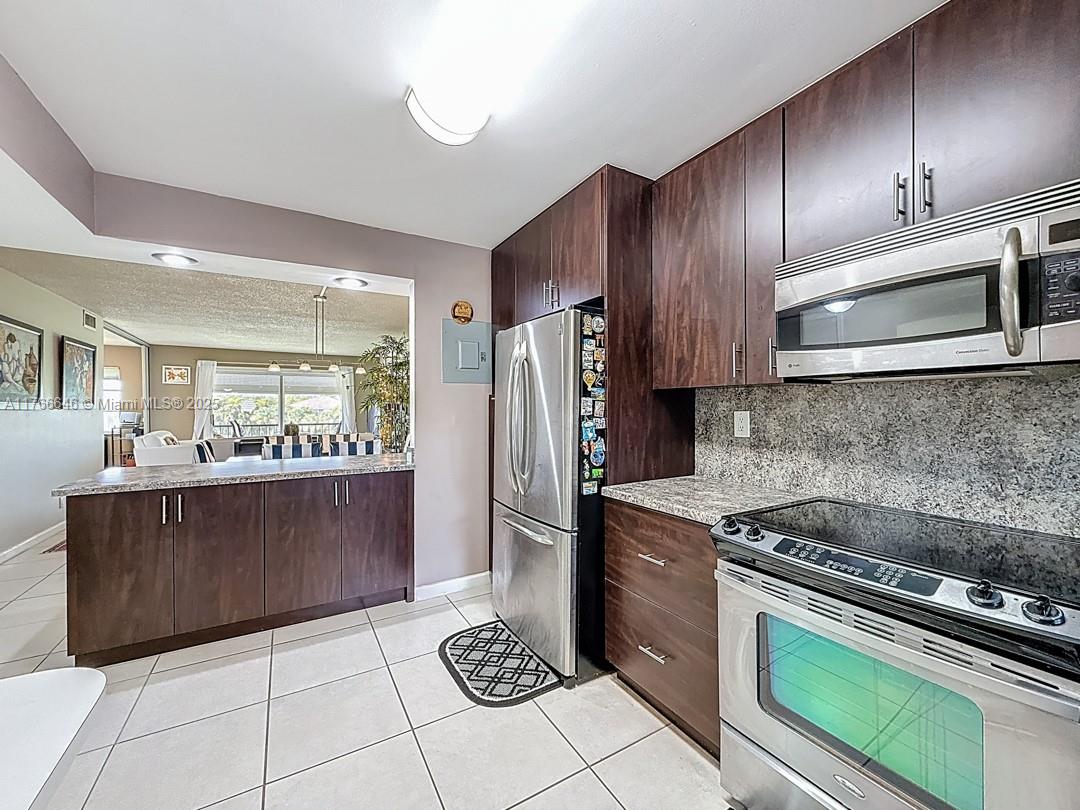 HOLLYBROOK GOLF AND - Residential