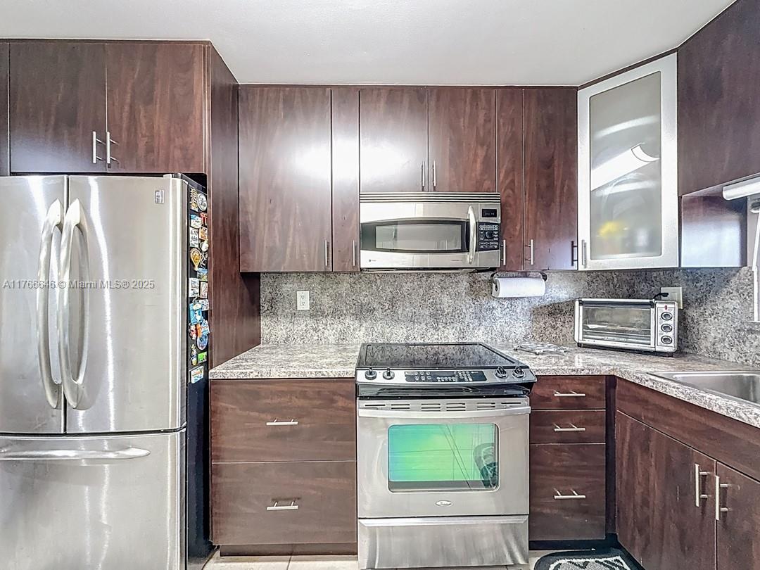 HOLLYBROOK GOLF AND - Residential