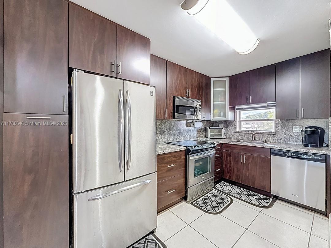 HOLLYBROOK GOLF AND - Residential