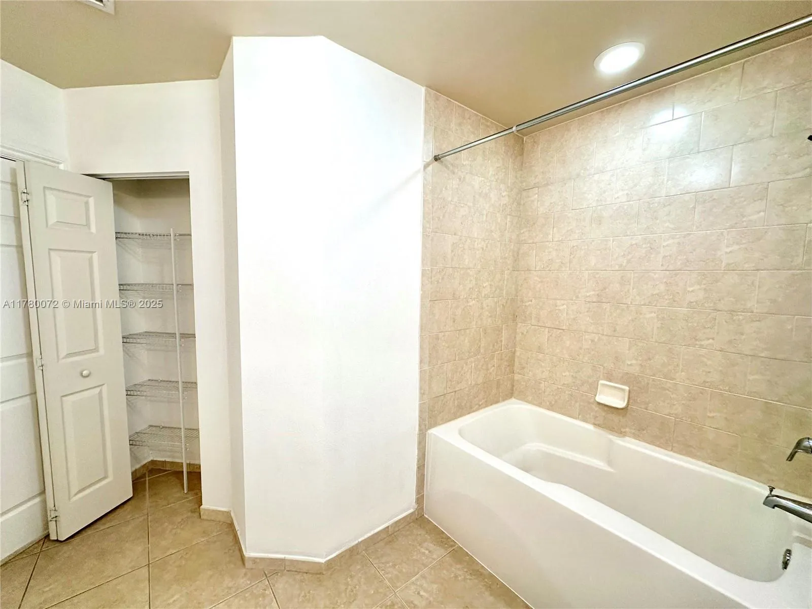 Aventura, Florida 33180, United States, 1 Bedroom Bedrooms, ,1 BathroomBathrooms,Residential,Active,108104