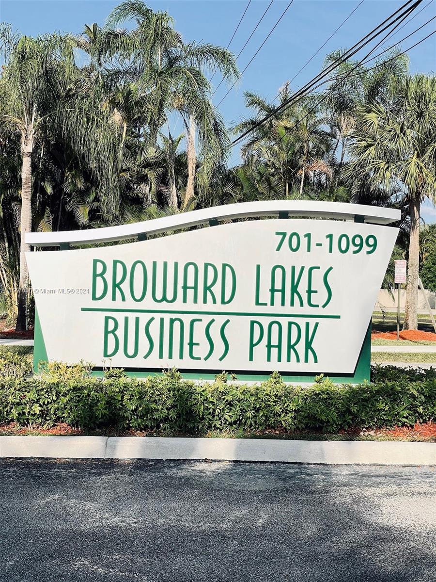 Executive Full-Service Private office - 600 SqFt at the Broward Lakes Business Park in Sunrise/Weston/Davie area. Conference room, kitchenette, restrooms and common area. Rent includes electricity A/C, water and janitorial. Professional work environment.
*** FURNITURE (DESKS, CHAIRS, ETC..) CAN BE PROVIDED BASED ON THE TENANT'S NEEDS, SUBJECT TO LANDLORD APPROVAL.***