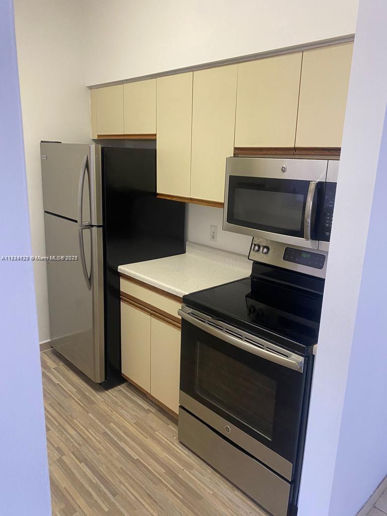 Spectacular 1-bedroom, 1-bathroom apartment featuring vinyl and tile floors, and an in-unit washer and dryer. Excellent layout with many amenities including a gym, swimming pool, jacuzzi, tennis courts, and beautiful walking trails around the lake. Don’t miss the opportunity to live a resort-style life or to invest in this wonderful apartment with excellent return potential. Condominium with reserves.
Excellent location and excellent neighborhood