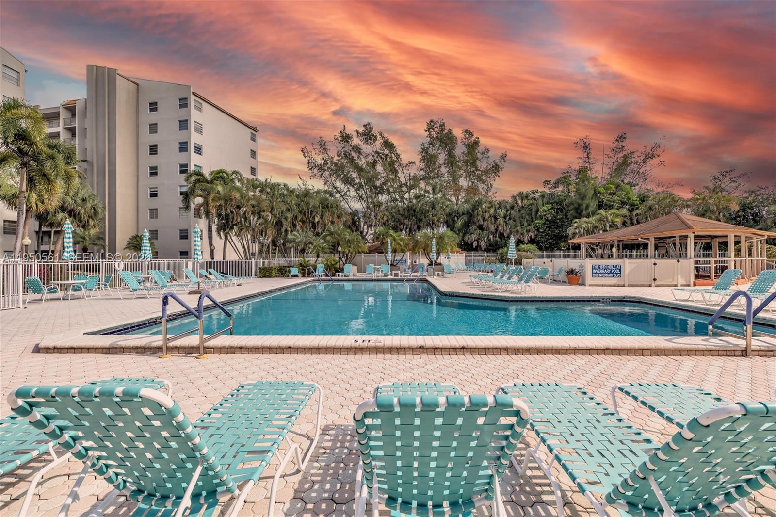 18TH HOLE AT INVERRARY CO - Residential