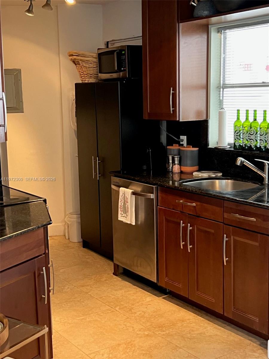 OCTAGON TOWERS I CONDO - Residential