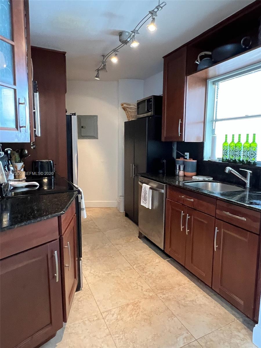 OCTAGON TOWERS I CONDO - Residential