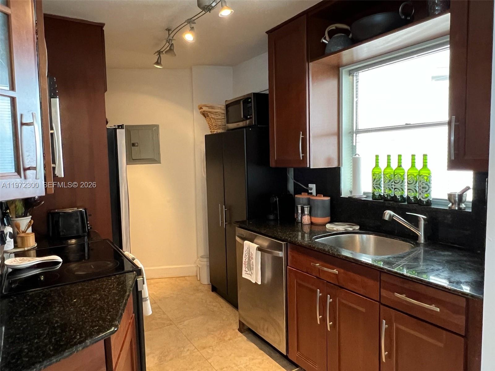 OCTAGON TOWERS I CONDO - Residential