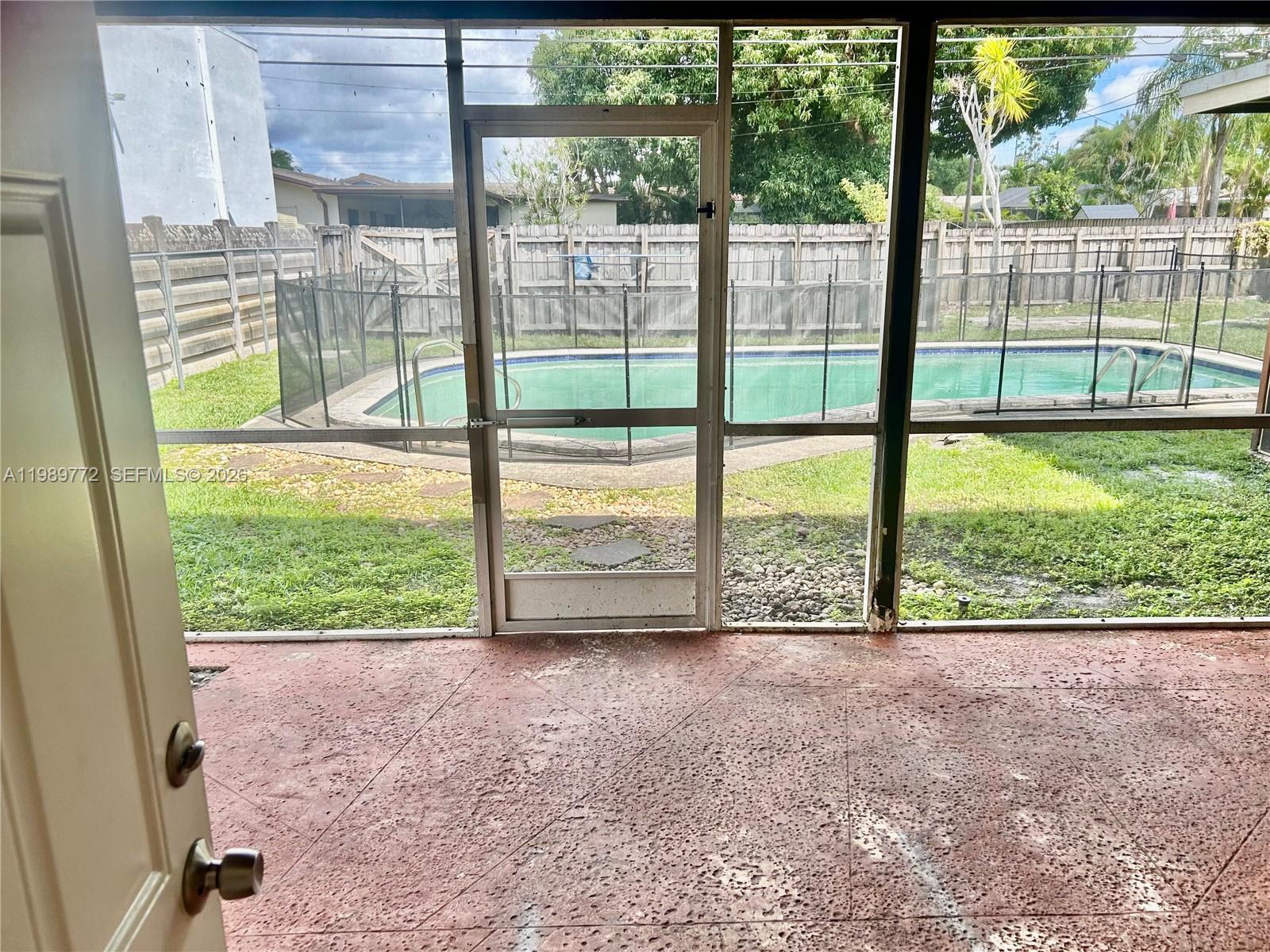 HOLLYWOOD HILLS - Residential