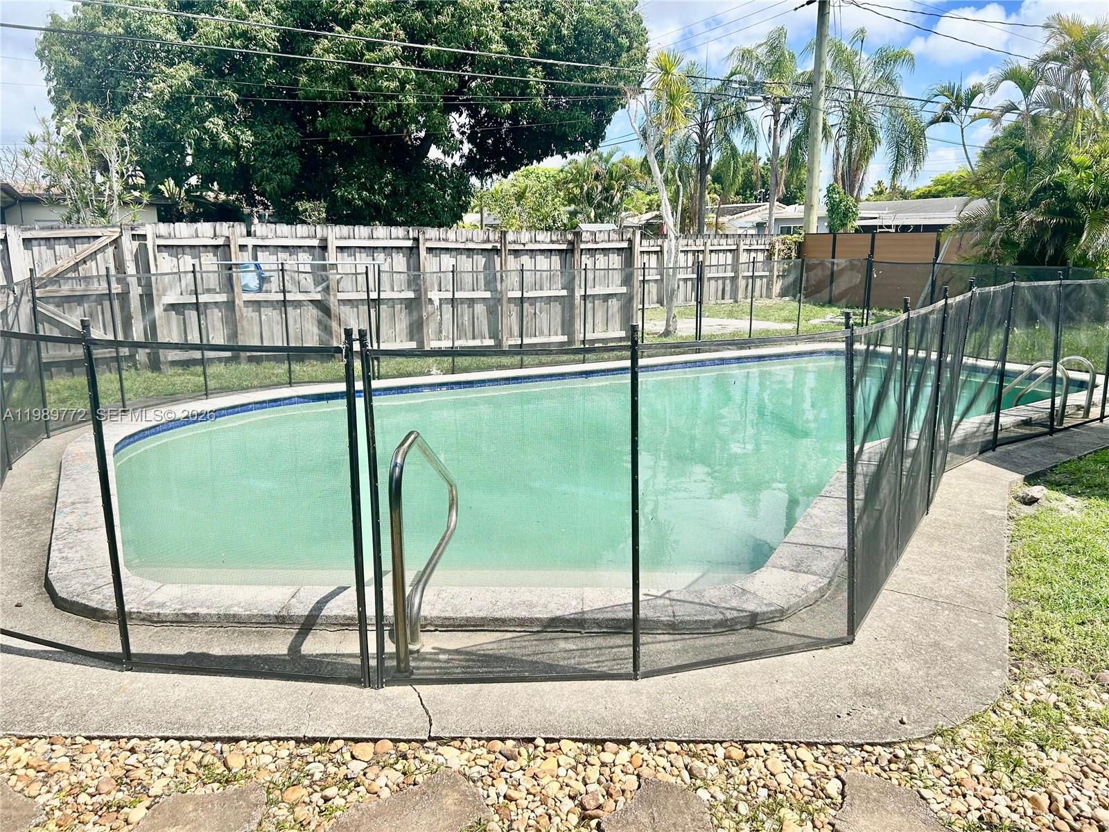 HOLLYWOOD HILLS - Residential