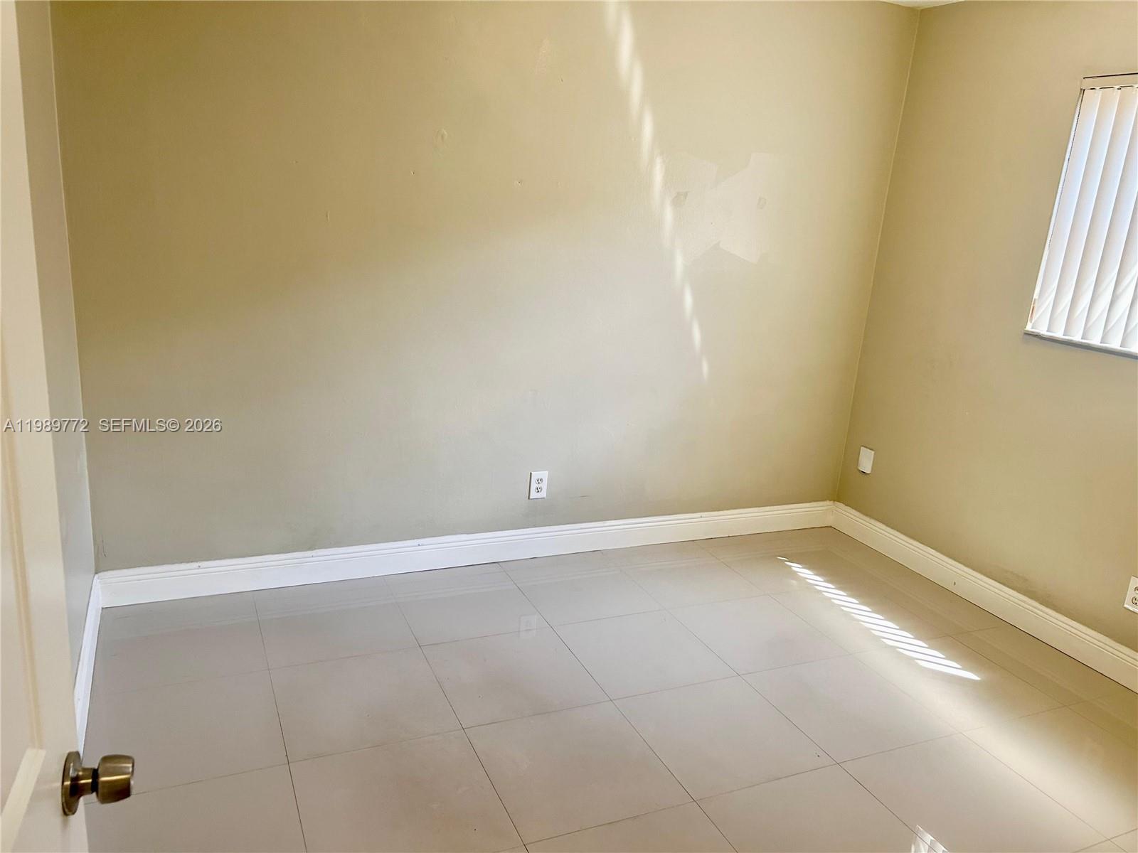 HOLLYWOOD HILLS - Residential