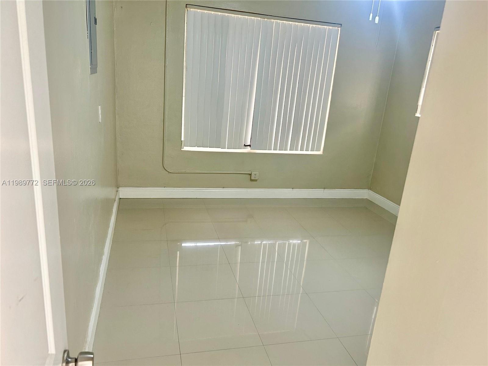 HOLLYWOOD HILLS - Residential