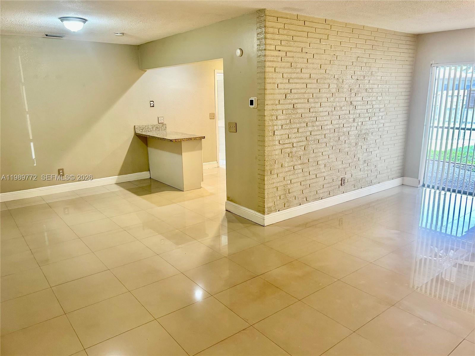 HOLLYWOOD HILLS - Residential