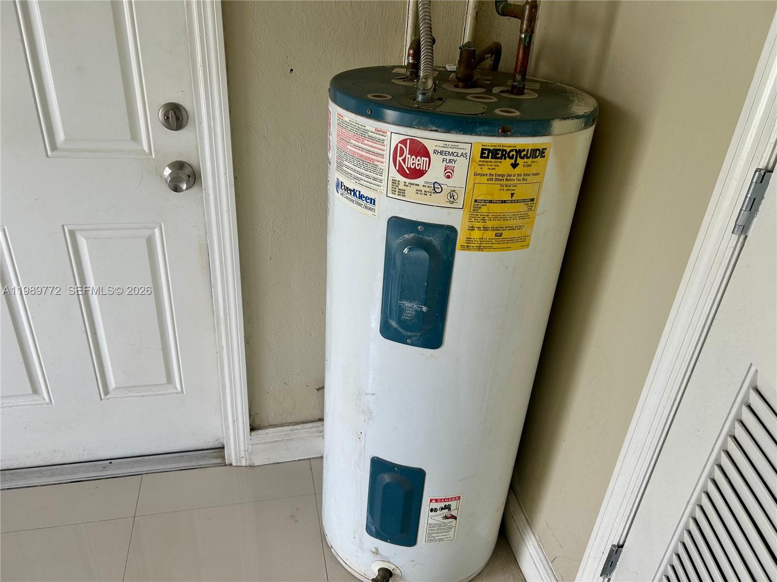 HOLLYWOOD HILLS - Residential