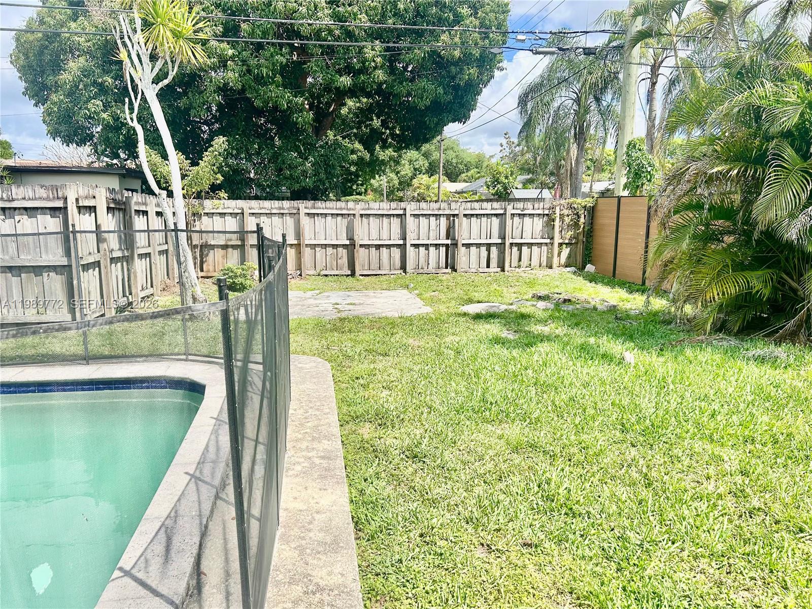 HOLLYWOOD HILLS - Residential