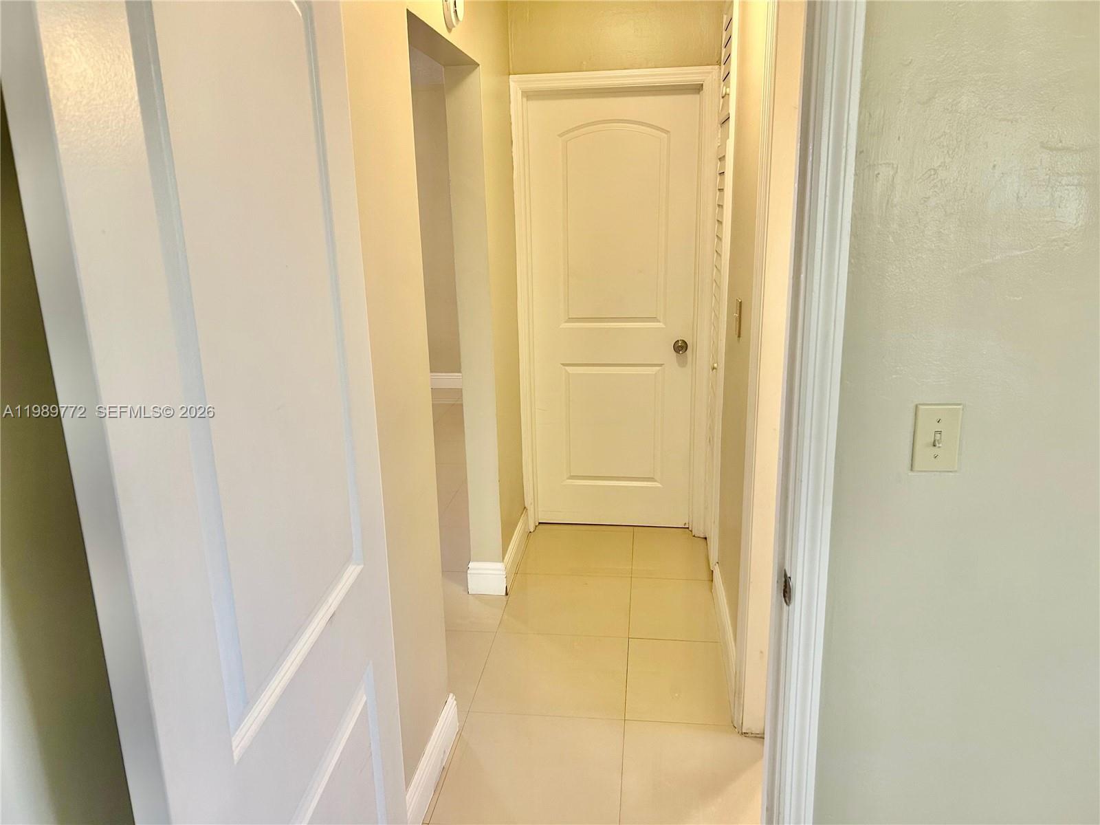 HOLLYWOOD HILLS - Residential