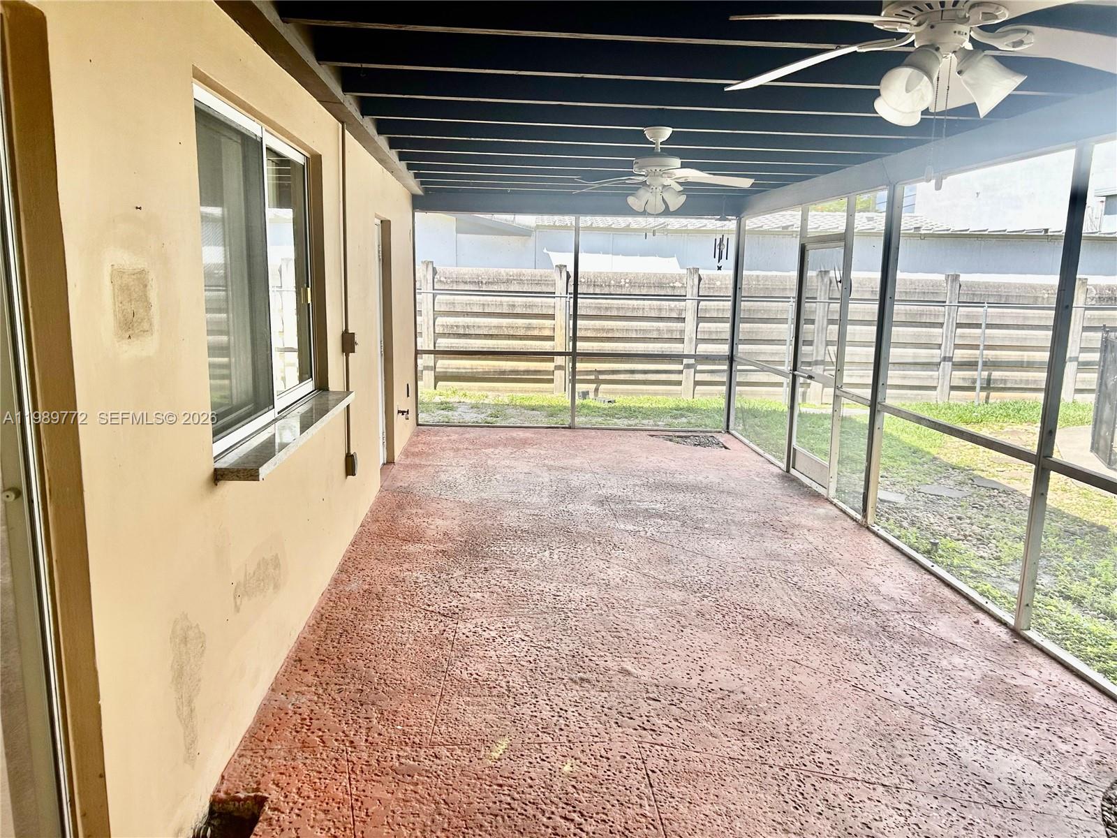 HOLLYWOOD HILLS - Residential