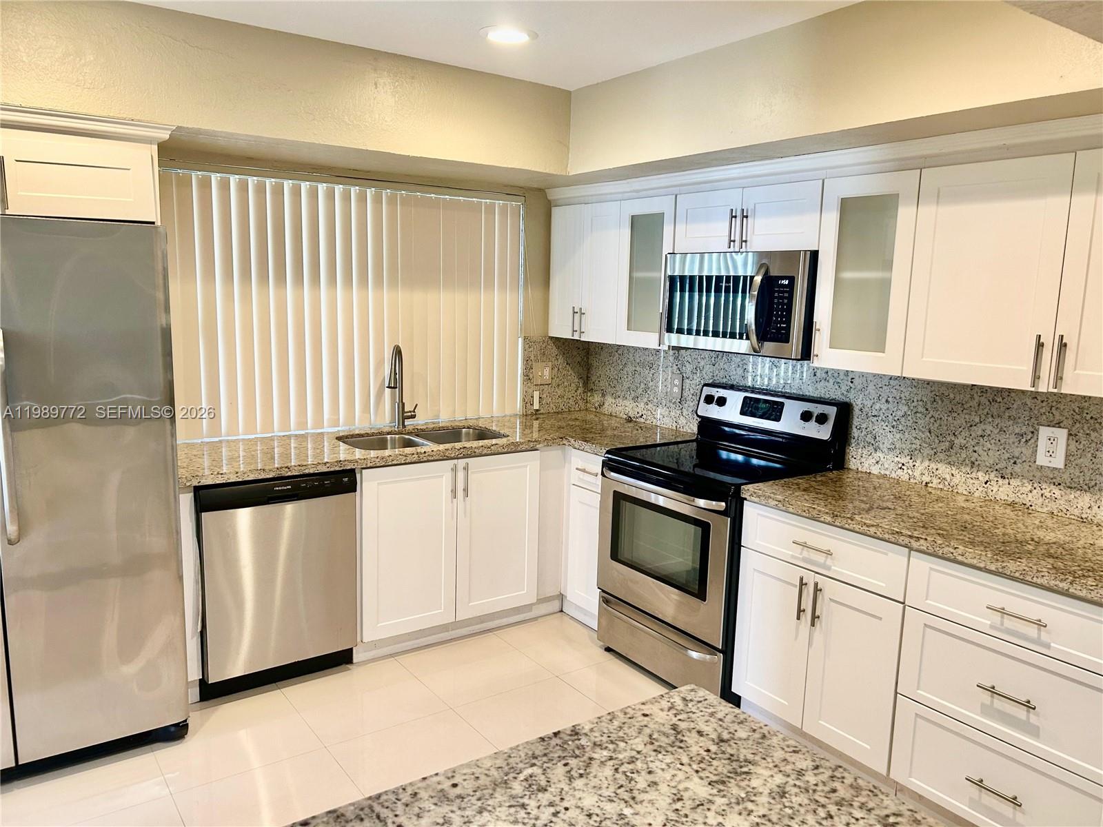 HOLLYWOOD HILLS - Residential