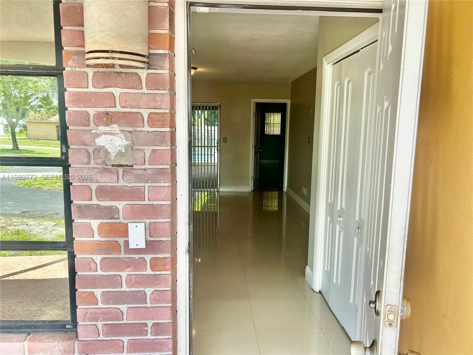 HOLLYWOOD HILLS - Residential