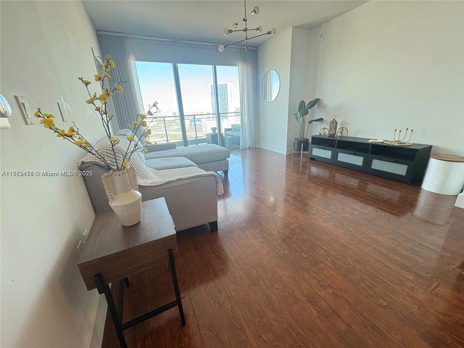 90 Sw 3rd St 2010, Miami, Broward County, Florida - 1 Bedrooms  
1 Bathrooms - 