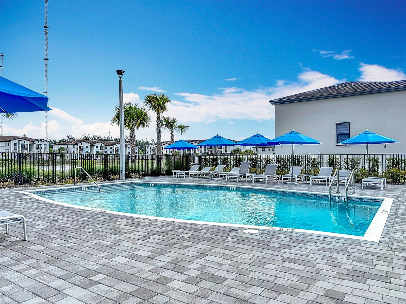 VISTA LAGO - Residential