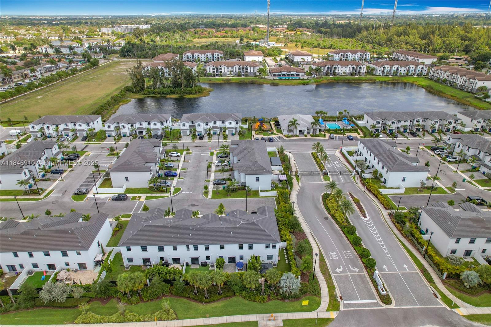 VISTA LAGO - Residential