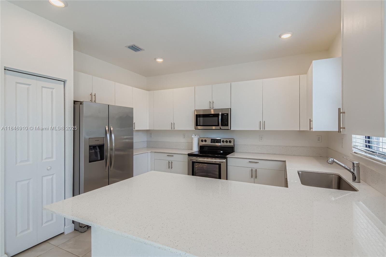 VISTA LAGO - Residential