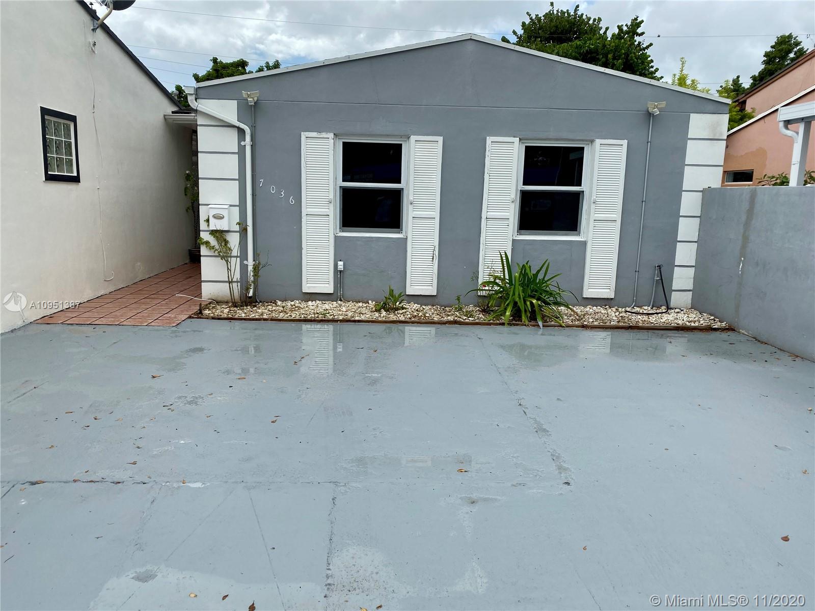 Spectacular villa in the heart of Hialeah, a few blocks from SR826, this gem is completely remodeled, features brand new roof, updated kitchen, tile floors throughout, covered patio, fenced-in backyard with huge deck overlooking serene lake. plenty of parking to accommodate multiple cars, boat, etc...
Easy to show!!!!!