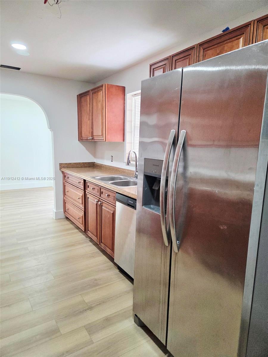 HOLLYWOOD HEIGHTS ESTATES - Residential Lease