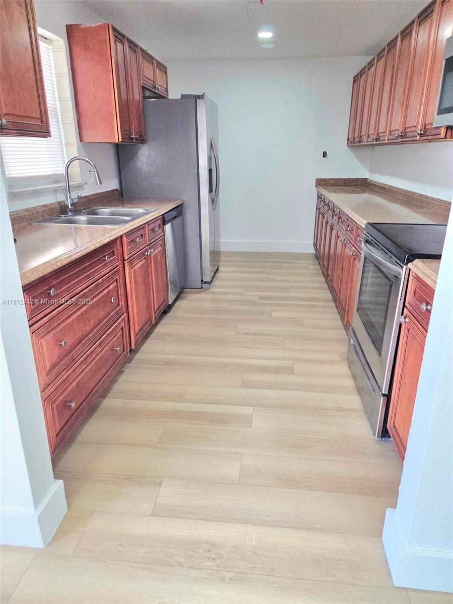 HOLLYWOOD HEIGHTS ESTATES - Residential Lease