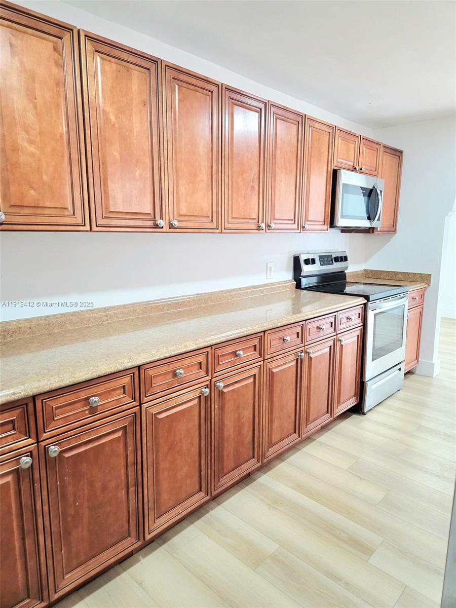 HOLLYWOOD HEIGHTS ESTATES - Residential Lease