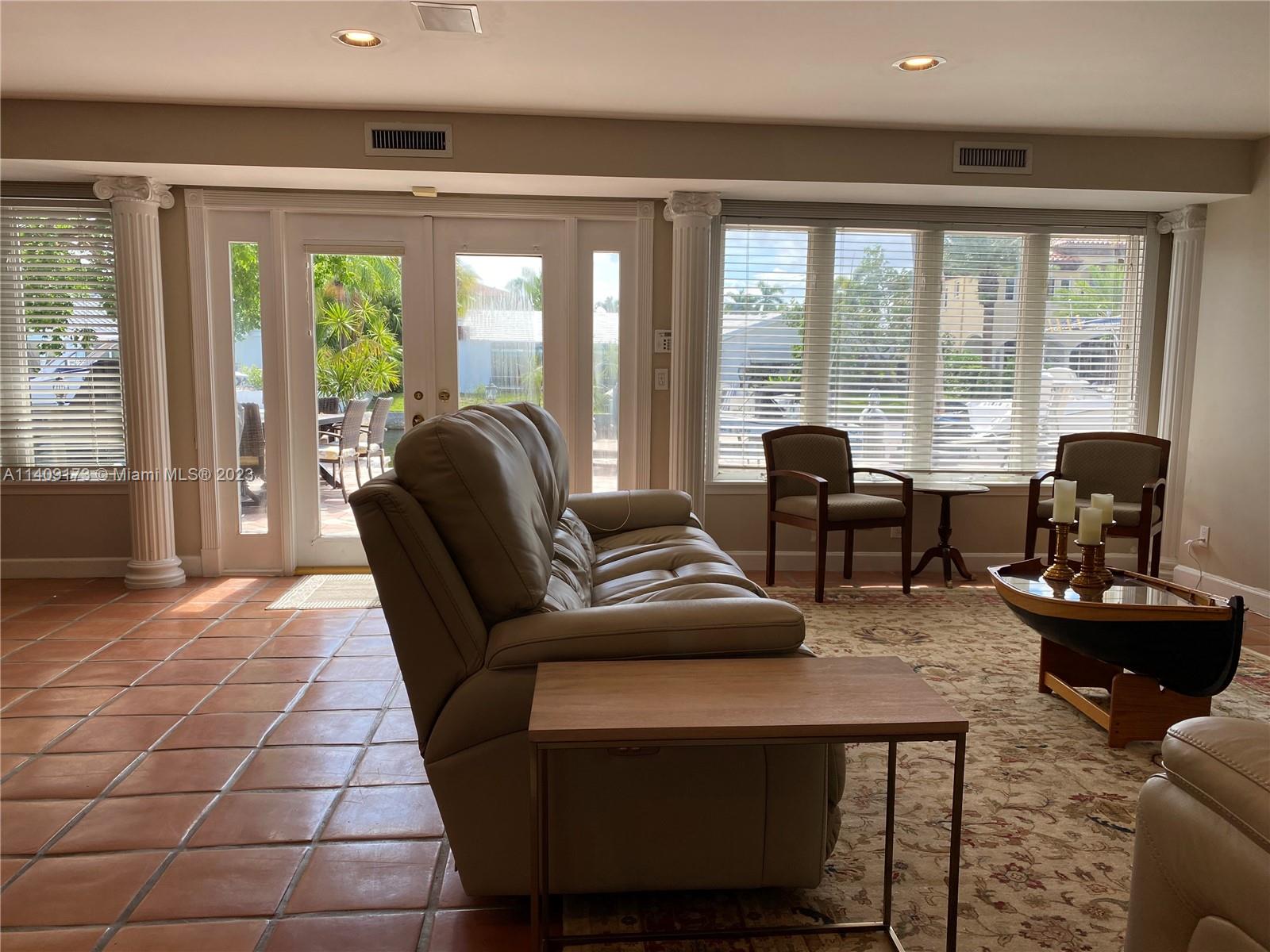 VENETIAN ISLES 1ST SEC - Residential