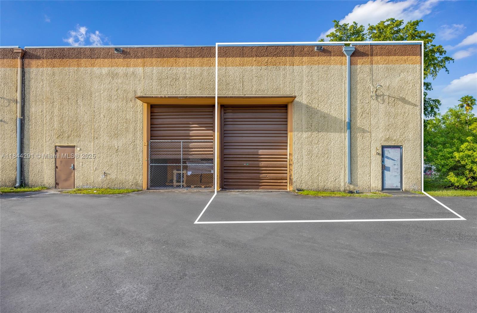 Exceptional opportunity to lease a 5,000 SF industrial warehouse in the heart of Miami Gardens. This high-clearance facility features 22' ceilings, cross-dock loading for efficient logistics, and immediate access to the Palmetto Expressway (SR 826), offering unmatched connectivity. Ideal for distribution, storage, or light manufacturing. Take advantage of a very competitive leasing rate in one of Miami’s most strategic industrial corridors. Don’t miss this opportunity!