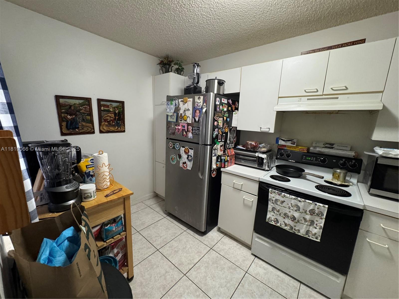 ADORABLE 2/2 TOWNHOUSE WITH 1 CAR ATTACHED GARAGE. LOVELY GARDEN VIEW. APPROX 3 YEAR OLD A/C, WASHER/DRYER IN GARAGE. 2 DEDICATED PARKING SPACES IN FRONT PLUS 1 CAR GARAGE SPACE. OPEN KITCHEN!!