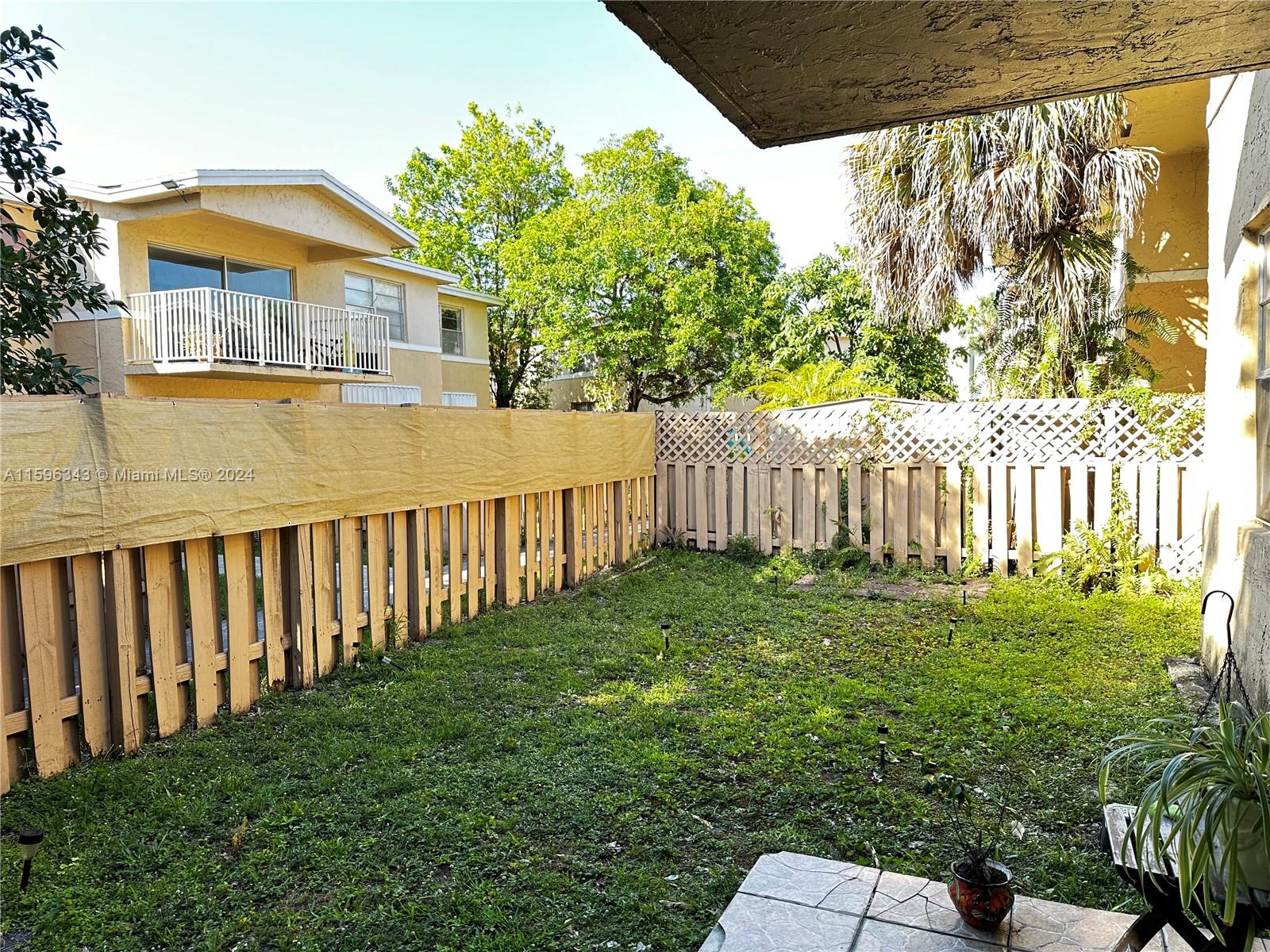 Corner unit with its own fenced patio. 2 bedroom 2 bathroom, Title through out, kitchen with granite counter top. Quiet neighborhood with 24 hours guard gate. Close to major highways, Downtown Doral and City Place